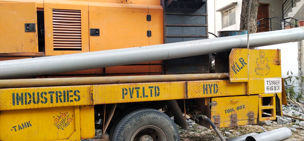 Casing pipes loaded on the rig beside the compressor